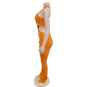 Vue détaillée de la découpe latérale et du col licou sur le jumpsuit orange vif