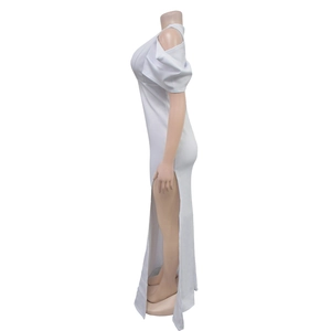 Vue détaillée d'une robe blanche à col en V avec fente haute et manches à épaules nues
