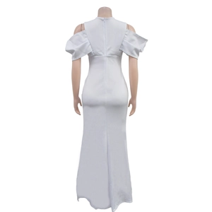 Détail de la fermeture éclair invisible et du design à volants sur la robe longue blanche