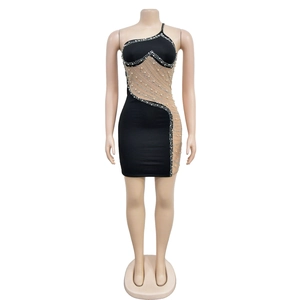 Détail de la mini-robe noire en mesh avec strass et perles sur empiècements transparents