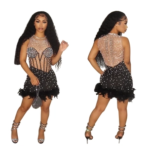 Robe moulante noire à strass avec corset en mesh transparent et finitions en plumes