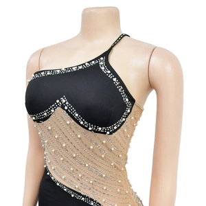 Gros plan sur les coutures en maille élégantes avec perles et strass cousus main sur la robe