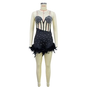 Détails du body à paillettes avec strass, perles et plumes noires sur fond blanc