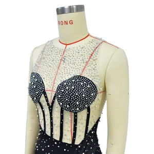 Détail de ce body noir de luxe orné de perles blanches et de strass argentés cousus à la main