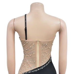 Vue détaillée de la broderie de strass et perles sur une robe de cocktail en tulle