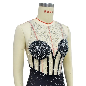 Détail des strass et perles sur un combishort sans manches en maille filet