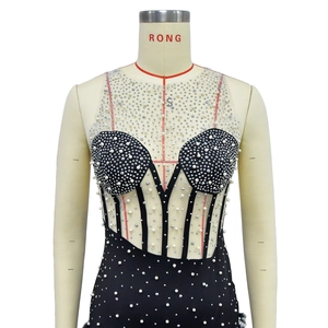 Détail du corsage en tulle avec strass argentés et perles blanches sur le combishort noir