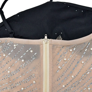 Détail de la robe en tulle avec perles et strass autour de la fermeture éclair