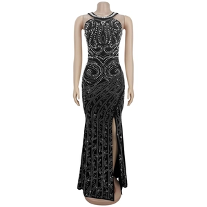Dettaglio dell'elegante abito nero con motivi in strass argento e design con spacco