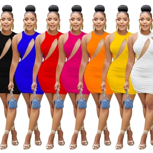Κολάζ από αμάνικα bodycon μίνι φορέματα με πλαϊνές σούρες και λεπτομέρειες με κοψίματα