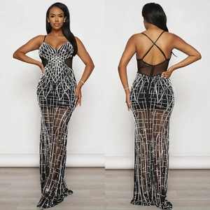Elegante abito lungo nero in mesh con strass scintillanti e schiena scoperta sexy