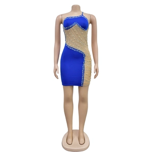 Détail de robe mini bleu roi avec empiècements en tulle et broderies de perles brillantes