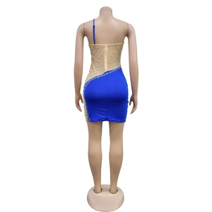 Détail d'une robe en mesh bleu marine avec strass argentés et fermeture éclair au dos