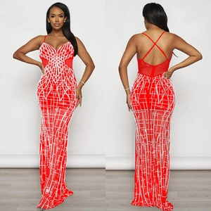 Elegante abito da sera rosso con strass, scollo a V, schiena scoperta e taglio a sirena