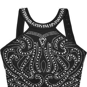 Dettaglio dello scollo all'americana nero con perle e strass in motivi a volute