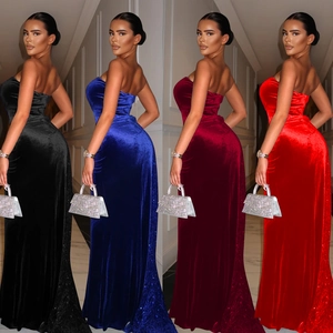 Détails des ornements en paillettes sur des robes de soirée bustier en velours sirène