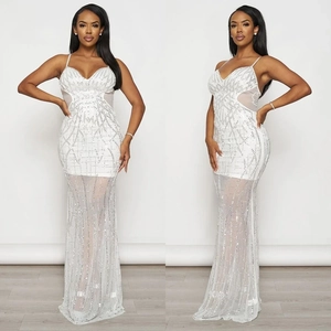Elegante abito da sera bianco con paillettes, inserti in rete trasparente e fondo a sirena