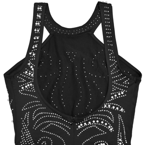 Dettaglio di un elegante abito nero con scollatura sulla schiena e decori in perle e strass
