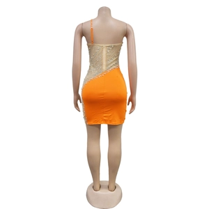 Détail de la robe courte orange avec paillettes argentées et perles sur le dos en résille