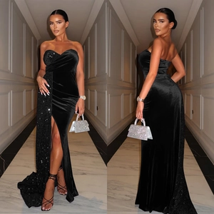 Robe de soirée bustier noire à paillettes élégante avec fente haute et détails du dos