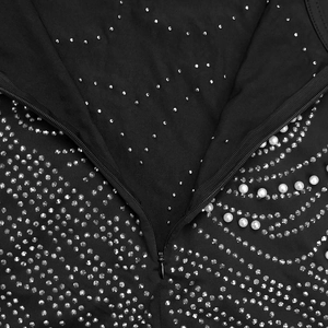 Dettaglio della zip su abito nero con strass scintillanti e perle bianche eleganti