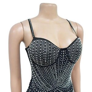 Dettaglio dell'abito a corsetto nero con strass argentati e borchie geometriche