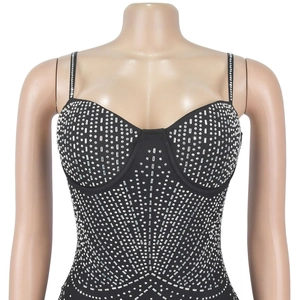 Dettaglio del corsetto nero con strass argentati scintillanti e spalline sottili