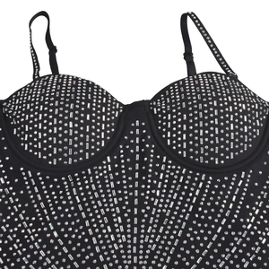 Vista dettagliata del corsetto nero con strass argentati brillanti a raggiera