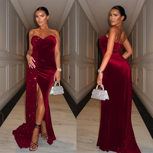 Robe de soirée élégante en velours rouge foncé avec détails pailletés et fente