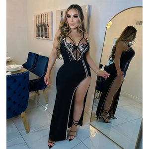 Abito lungo nero all'americana con scollo a V, inserti in pizzo e decori di strass