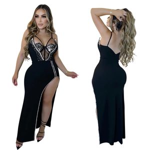 Elegante abito lungo nero senza maniche con pizzo, scollo a V, strass e spacco alto