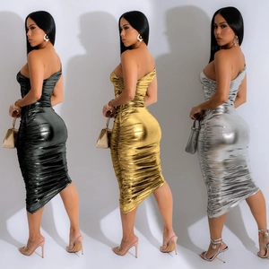 Détails de la texture métallique plissée sur trois élégantes robes midi moulantes