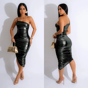 Robe moulante froncée métallisée avec bretelle asymétrique et finition brillante femme