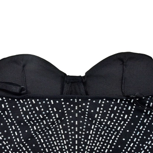 Dettaglio dello scollo a cuore sull'abito nero da festa con brillanti strass radiosi