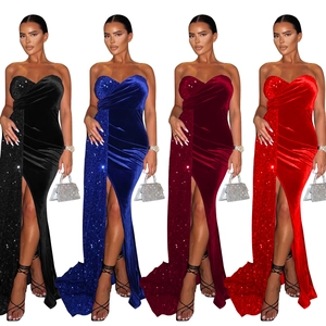 Détail d'une robe de soirée en velours et sequins avec fente en quatre couleurs