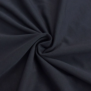 Dettaglio macro del tessuto a rete grigio scuro con trama a maglia fine e pieghe eleganti
