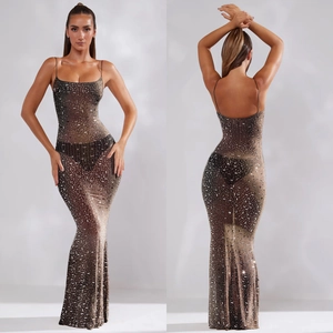 Robe midi en maille marron à fines bretelles et ornements de strass argentés brillants