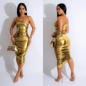 Robe midi froncée dorée à une épaule avec finition métallique élégante pour les soirées