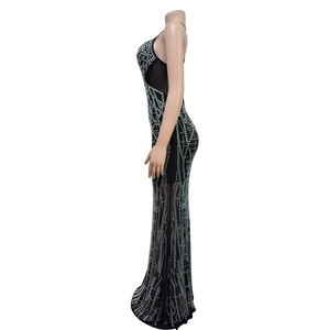 Dettaglio dell'abito da sera in mesh nero con strass argentati e motivi geometrici chic
