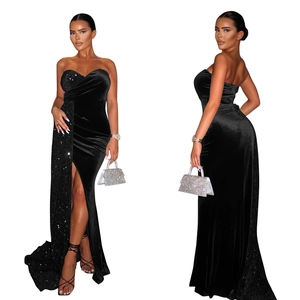 Détail de la robe de soirée noire à paillettes avec fente haute et traîne élégante