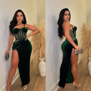 Elegante abito a corsetto in velluto verde smeraldo con rete e spacco alto sulla gamba