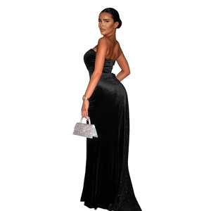Robe de soirée élégante en velours noir bustier avec une coupe longue et brillante