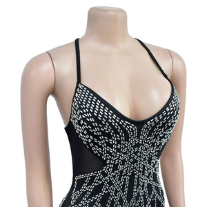Dettaglio dell'abito nero in mesh con strass che mostra paillettes e pannelli trasparenti