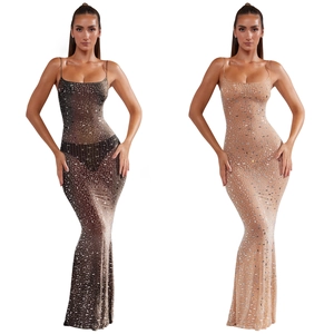 Détail des ornements à paillettes sur robes de soirée en mesh marron et couleur chair