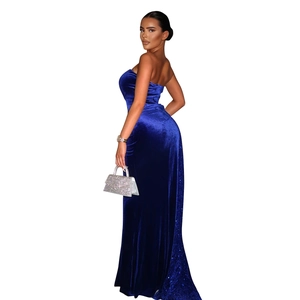 Détail de la robe de soirée en velours bleu marine avec traîne à paillettes