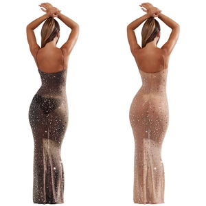 Robe longue élégante à bretelles en maille avec strass scintillants en gris et nude