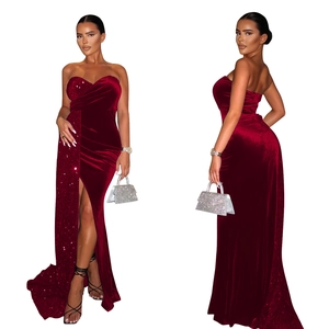 Détail de robe de soirée en velours bordeaux à paillettes avec fente latérale haute