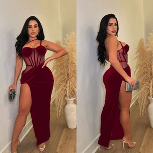 Elegante abito da sera in velluto bordeaux con spacco alto e dettaglio corpetto in mesh