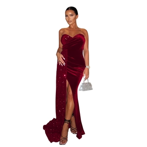 Détail de la robe en velours bordeaux avec patchwork de paillettes et fente haute