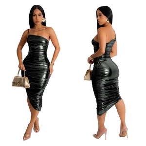 Vue détaillée de la robe noire métallique à fronces avec bretelle asymétrique et coupe ajustée